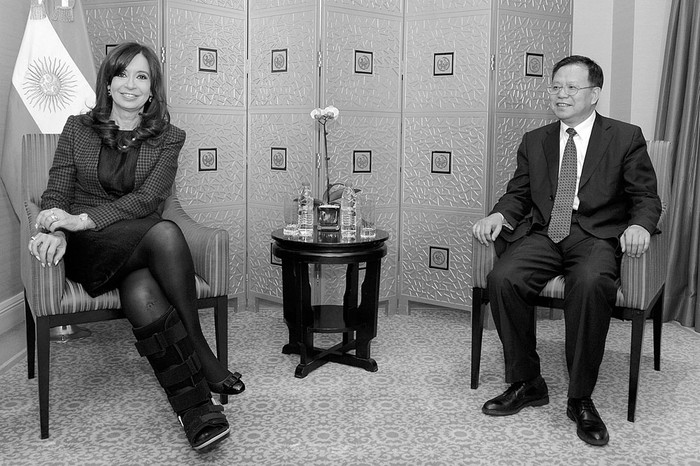 Cristina Fernández reunida con el presidente de China Energy, Wang Jianping, ayer, en Pekín, China.
Foto: Presidencia argentina, s/d de autor