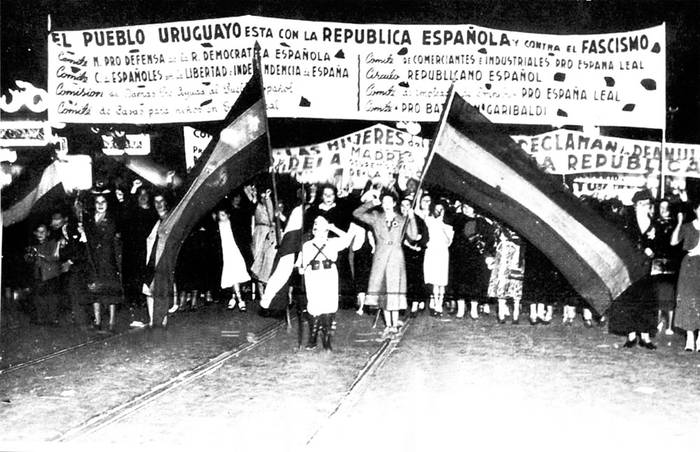 Fotografía sin datar de una movilización de apoyo a la República Española, en Montevideo. Foto: Asociación de Amigos de las Brigadas Internacionales, s/d de autor