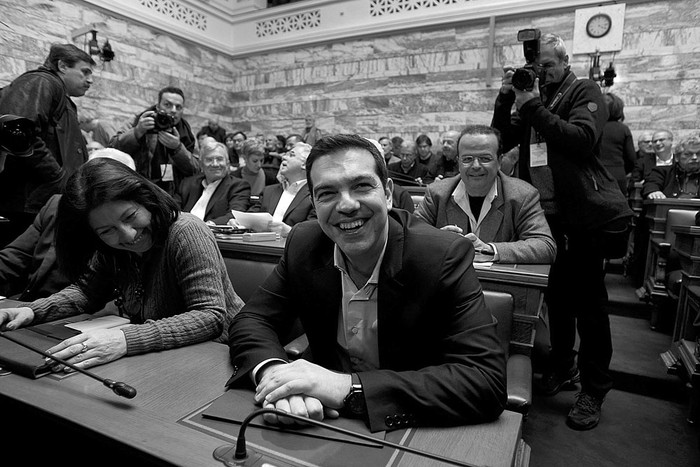 Alexis Tsipras, primer ministro griego y líder de Syriza, en su escaño, ayer, durante una sesión en el Parlamento de Atenas, Grecia. Foto: Simela Pantzartzi, Efe