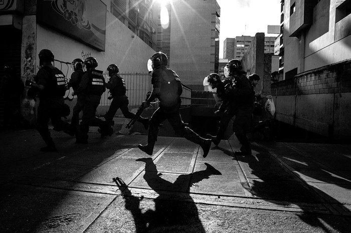 Miembros de la Guardia Nacional Bolivariana durante una manifestación opositora, el miércoles, en Caracas (Venezuela). Foto: Miguel Gutiérrez, Efe