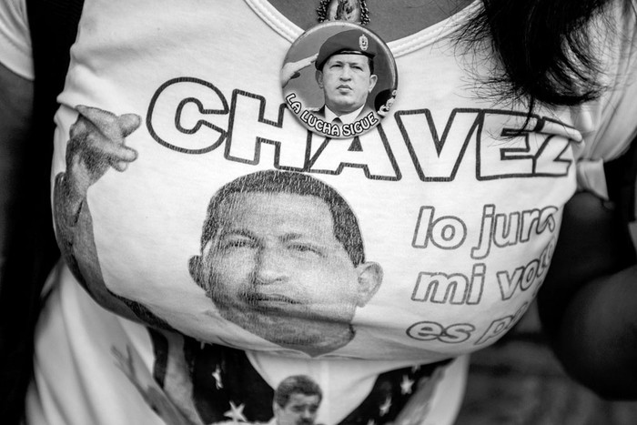 Una mujer usa una camiseta con la imagen de Hugo Chávez, en el marco de la conmemoración del segundo aniversario de su muerte, ayer, en la plaza de Bolívar, en Caracas (Venezuela). Foto: Miguel Gutiérrez, Efe