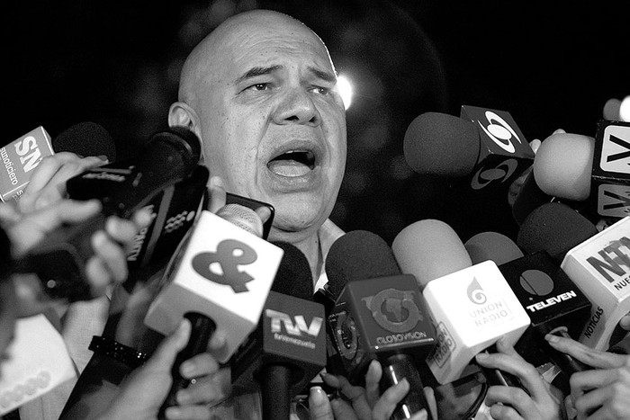 Jesús Torrealba, vocero de la Mesa de la Unidad Democrática de Venezuela, en rueda de prensa en las inmediaciones de donde se lleva a cabo una reunión entre representantes de la oposición y cancilleres de Unasur. Foto: Miguel Gutiérrez, Efe