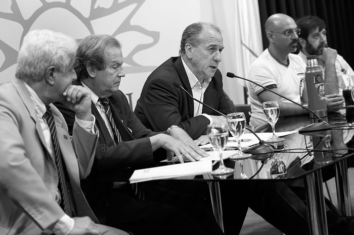 Carlos Perera, presidente de la Cámara Nacional de Comercio y Servicios; Washington Corallo, presidente de la Cámara de Industrias del Uruguay; Ernesto Murro, ministro de Trabajo y Seguridad Social; Julio Baraibar, subsecretario del Ministerio de Trabajo y Seguridad Social; Marcelo Abdala y Fernando Pereira, del PIT-CNT, ayer, en la Torre Ejecutiva. Foto: Nicolás Celaya