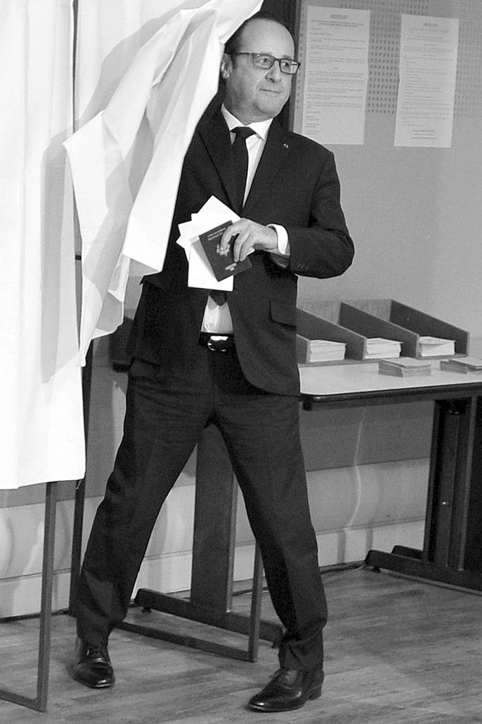 François Hollande, presidente francés, vota ayer en Tulle, Francia. Foto: Caroline Blumberg, Efe