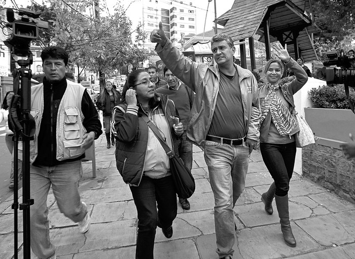 Ernesto Suárez, dirigente opositor boliviano, candidato a la gobernación del departamento amazónico de Beni, saluda tras levantar la huelga de hambre que realizaba, el domingo, en La Paz, Bolivia. Foto: Martín Alipaz, Efe