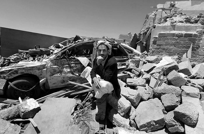 Un yemení sobre los escombros de su casa, luego de un ataque aéreo de la coalición liderada por Arabia Saudita, ayer, en Sanaia, Yemen. Foto: Yahya Arhab, Efe