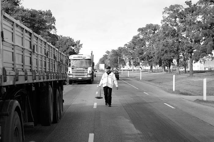 Policía de tránsito en la ruta 3. Foto: Pablo Nogueira (archivo, mayo de 2013)