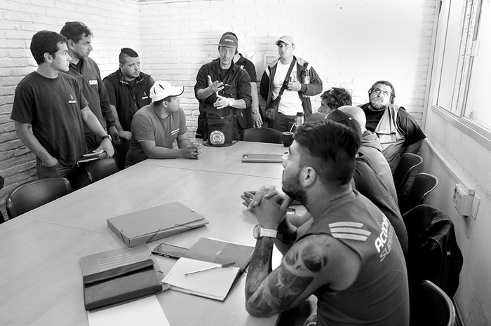 Trabajadores del sindicato del gas reunidos, ayer, en la Dirección Nacional de Trabajo. Foto: Sandro Pereyra
