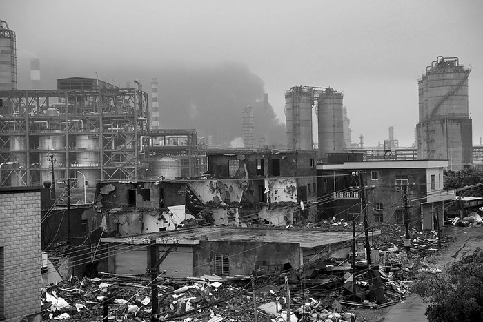 Vista general de la planta química de Dragon Aromatics, tras una explosión y posterior incendio, ayer, en Zhangzhou, China. Foto: Efe, s/d de autor