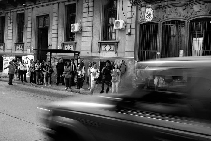 Parada de ómnibus, ayer, en Fernández Crespo y Cerro Largo. Foto: Mauricio Kühne