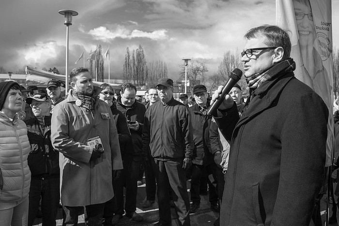 Juha Sipilä, líder del opositor Partido de Centro, durante un acto electoral en un centro comercial
de Vantaa, Finlandia, el 17 de abril. Foto: Markku Ojala, Efe