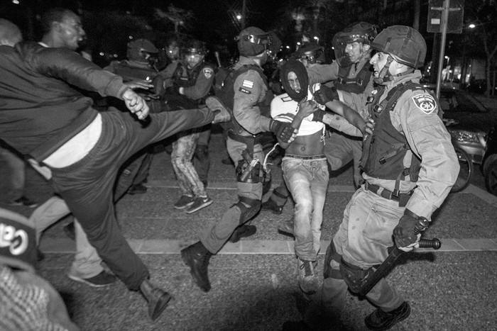 Israelíes etíopes y fuerzas de seguridad se enfrentan en la ciudad de Tel Aviv, Israel, el 3 de mayo. Foto: Jack Guez, Afp