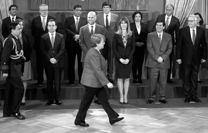Michelle Bachelet, presidenta de Chile, y su gabinete ministerial, ayer, al inicio de la ceremonia de juramento de los nuevos ministros celebrada en el Palacio de La Moneda, en Santiago de Chile. Foto: Felipe Trueba, Efe