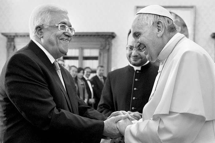 El presidente palestino, Mahmud Abbas, y el papa Francisco durante una audiencia privada, el sábado, en el Vaticano. Foto: Alberto Pizzoli, Efe
