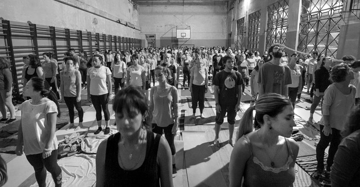 Clase de yoga y meditación del servicio de Bienestar Universitario, en el gimnasio del Instituto Alfredo Vásquez Acevedo (IAVA). Foto: Juan Gonnet