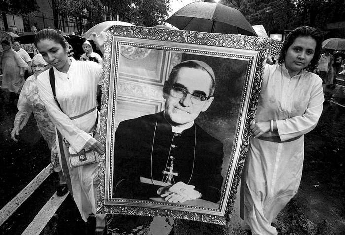 Devotos del mártir salvadoreño Óscar Arnulfo Romero en el acto de beatificación, en San Salvador, El Salvador. Foto: Oscar Rivera, Efe