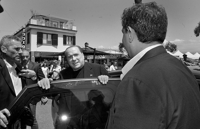 Giovanni Toti, candidato a gobernador de Liguria, y Silvio Berlusconi, líder del partido Forza Italia, durante las elecciones regionales y municipales, ayer, en Ameglia, Italia. Foto: Paolo Zeggio, Efe