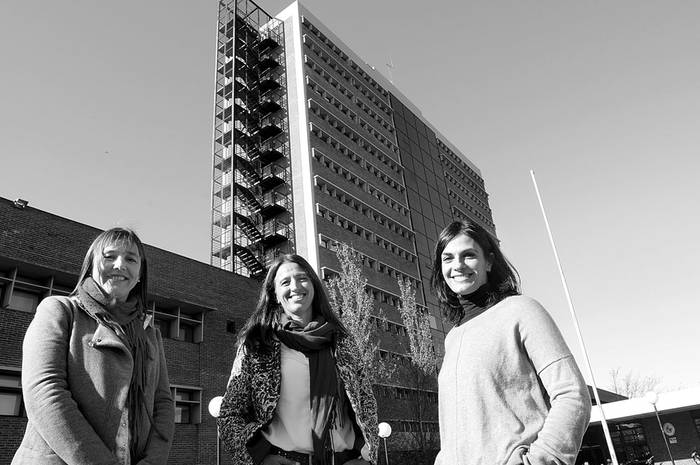 Ana Silva, Bettina Tassino y Ana Vásquez, en la Facultad de Ciencias. Foto: Sandro Pereyra