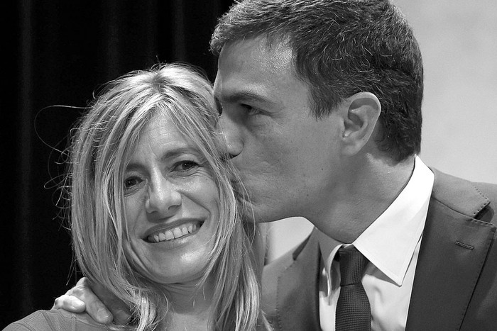 Pedro Sánchez, secretario general del PSOE, y su mujer, Begoña Gómez, en el acto de proclamación de la candidatura para presidente del Gobierno, ayer, en Madrid, España. Foto: Paco Campos, Efe