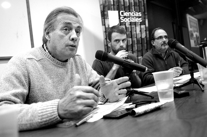 Gerardo Monteverde, de la Intendencia de Montevideo, Esteban Charbonier, del Ministerio de Desarrollo Social, y Gerardo Sarachu, de SCEAN-UEC, durante el debate sobre políticas de gestión de residuos, ayer, en la Facultad de Ciencias Sociales. Foto: Pablo Vignali