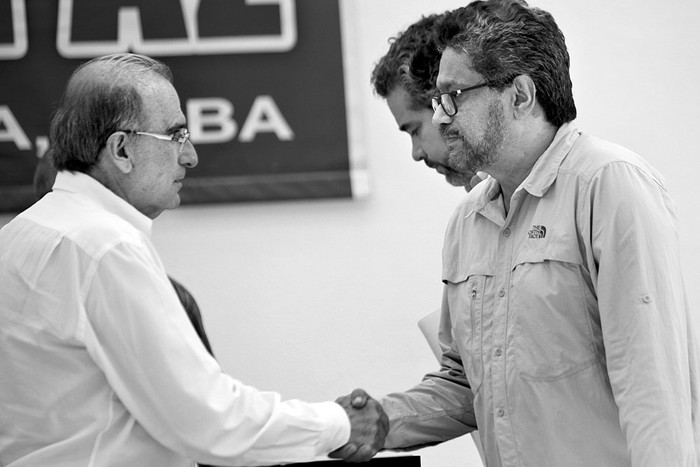 Humberto de la Calle, jefe de la delegación del gobierno colombiano en los diálogos de paz, saluda a Luciano Marín Arango, jefe del equipo negociador de las FARC, ayer, en La Habana (Cuba). Foto: Ernesto Mastrascusa, Efe