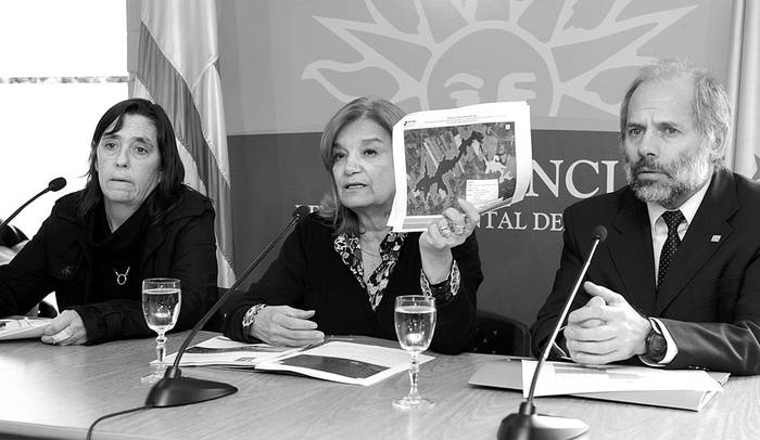 Mariana Hill, Eneida de León y Milton Machado, en rueda de prensa tras la reunión de la Comisión para la Protección de la Cuenca del Santa Lucía, ayer, en la Torre Ejecutiva. Foto: Walter Paciello, Presidencia