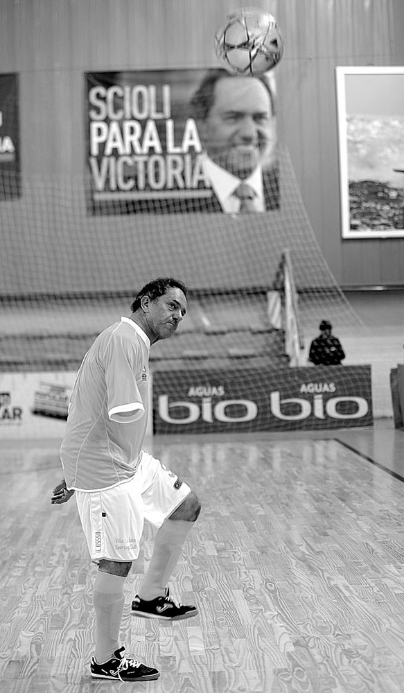 Daniel Scioli, gobernador de la provincia de Buenos Aires y aspirante a la presidencia de Argentina por el oficialismo, durante un partido de fútbol sala en Villa La Ñata, Argentina. Foto: Enrique García, EFE (archivo, junio de 2015)