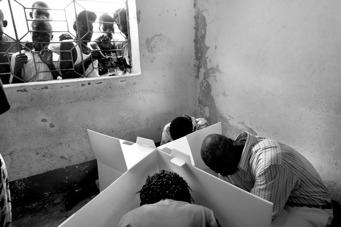 Tres haitianos votan durante las elecciones legislativas, ayer, en Puerto Príncipe, Haití. Foto: Héctor Retamal, AFP