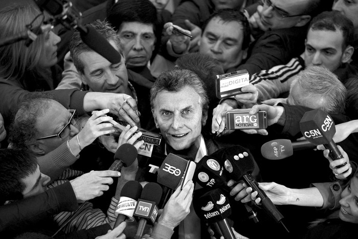 Mauricio Macri, gobernador de Buenos Aires y candidato a la presidencia, brinda declaraciones a los periodistas en el barrio porteño de Palermo. Foto: Martín Di Maggio, EFE (archivo, agosto de 2015)