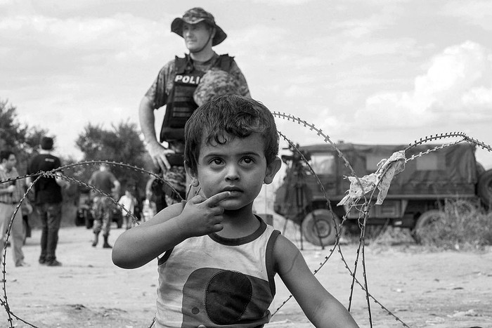 Un niño refugiado, en la frontera entre Macedonia y Grecia, el viernes, en Eidomeni, Grecia. Foto: Nikos Arvanitidis, Efe