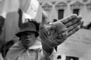 Manifestante con el número 105 en su mano, que es el número de votos necesarios para retirarle la inmunidad al presidente, ayer, frente al edificio del Congreso en Ciudad de Guatemala. Foto: Esteban Biba, Efe