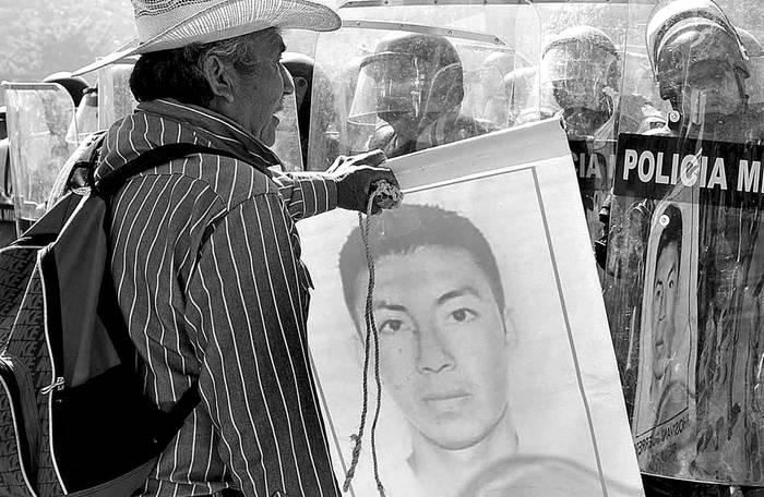 Margarito Guerrero, padre de Jhosivani Guerrero de la Cruz, uno de los 43 estudiantes desaparecidos en Iguala, durante una manifestación en la ciudad de Chilpancingo, México. Foto: José Luis de la Cruz, Efe