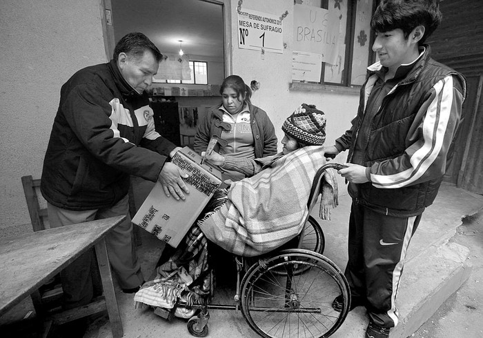 Local de votación en El Alto, en la región de La Paz, Bolivia, el domingo. Foto: Martín Alipaz, EFE