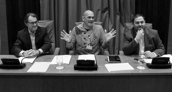 Los líderes de Juntos por el Sí, Artur Mas, Raül Romeva y Oriol Junqueras, durante la primera reunión del grupo parlamentario, el 1º de octubre, en el Parlamento de Cataluña. Foto: Alberto Estévez, Efe