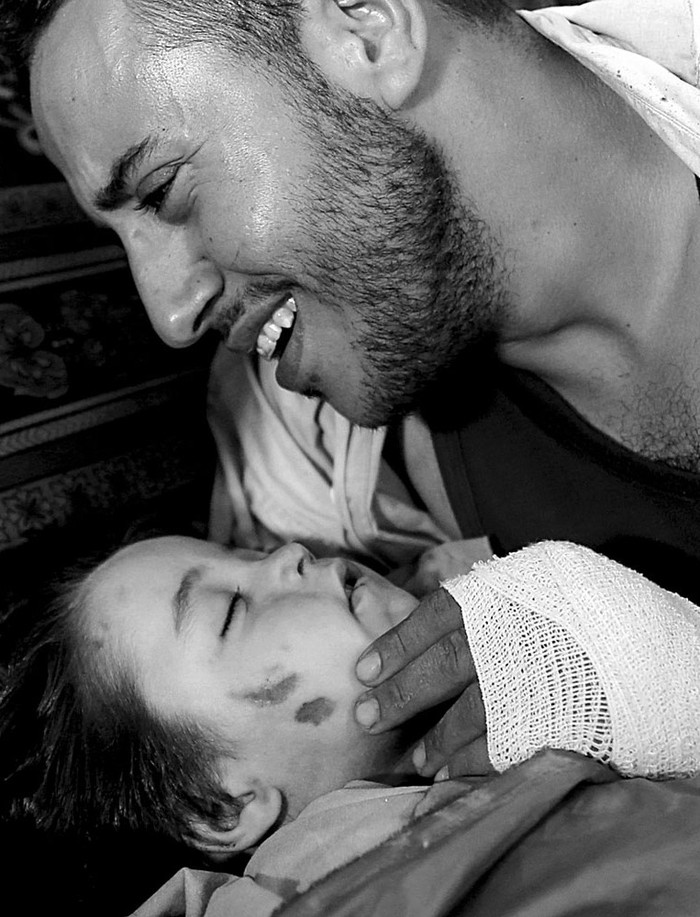Rahaf Hassan con el cuerpo de su hija Yehiya Hassan, de dos años de edad, fallecida durante un ataque aéreo israelí, ayer, en el norte de la franja de Gaza. Foto: Mohammed Saber, EFE