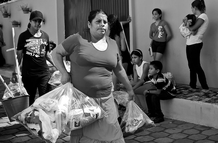Mexicanos desplazados por las operaciones contra el tráfico de drogas reciben comida, el sábado, en la ciudad de Cosalá, Sinaloa. Foto: Ronaldo Schemidt, Afp