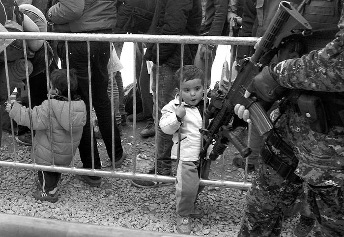 Refugiados esperan para ser registrados, ayer, en Presevo, al sur de Serbia. Foto: Djordje Savic, EFE