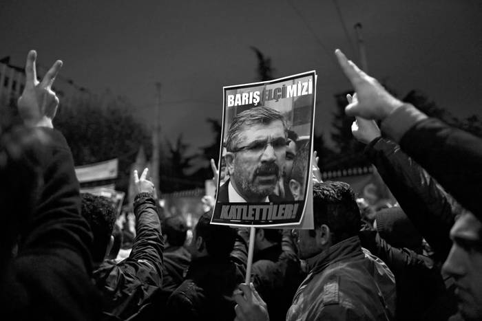La imagen de Tahir Elçi, asesinado durante una manifestación en Diyarbakir, durante una protesta
en el centro de Estambul, Turquía. Foto: EFE, s/d de autor