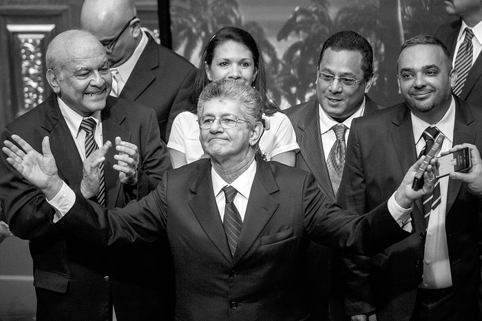 Henry Ramos Allup, diputado opositor y nuevo presidente de la Asamblea Nacional, durante la instalación del organismo, ayer en Caracas, Venezuela. Foto: Miguel Gutiérrez, Efe