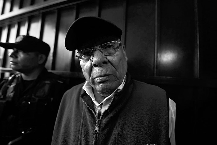 El general retirado Manuel Benedicto Lucas García luego de su captura, el miércoles en Ciudad de Guatemala. Foto: Santiago Billy, Efe