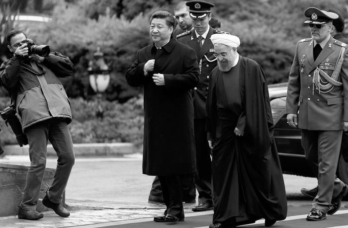 El presidente iraní, Hassan Rohani, y su homólogo chino, Xi Jinping, durante una ceremonia de bienvenida
en el palacio presidencial en Teherán, Irán, el 23 de enero. Foto: Abedin Tahir Kenareh, Efe
