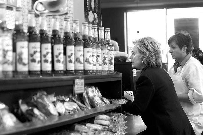 Hillary Clinton, candidata demócrata a la presidencia, ayer, en una cafetería en Manchester,
New Hampshire (Estados Unidos).Foto: Justin Sullivan, Afp