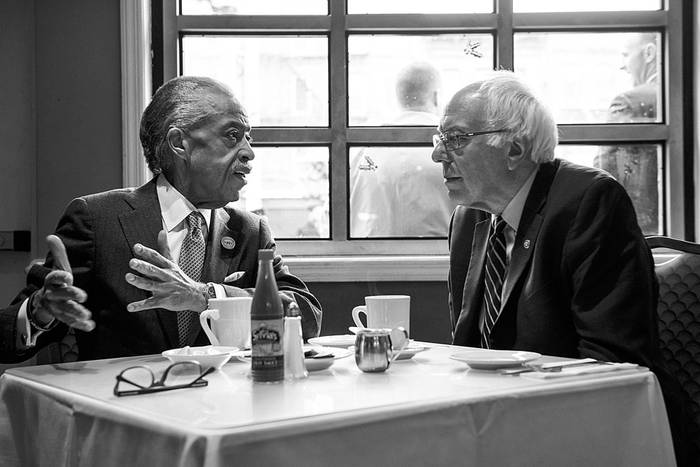 Bernie Sanders (d), candidato presidencial demócrata, y el reverendo Al Sharpton, ayer, en un restaurante del barrio de Harlem, en Nueva York. Foto: Andrew Renneisen, Afp