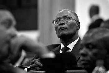 Jocelerme Privert durante la sesión del Parlamento haitiano para elegir a un presidente interino,
el sábado, en Puerto Príncipe, Haití. Foto: Héctor Retamal, Afp Jocelerme Privert durante la sesión del Parlamento haitiano para elegir a un presidente interino,
el sábado, en Puerto Príncipe, Haití. Foto: Héctor Retamal, Afp