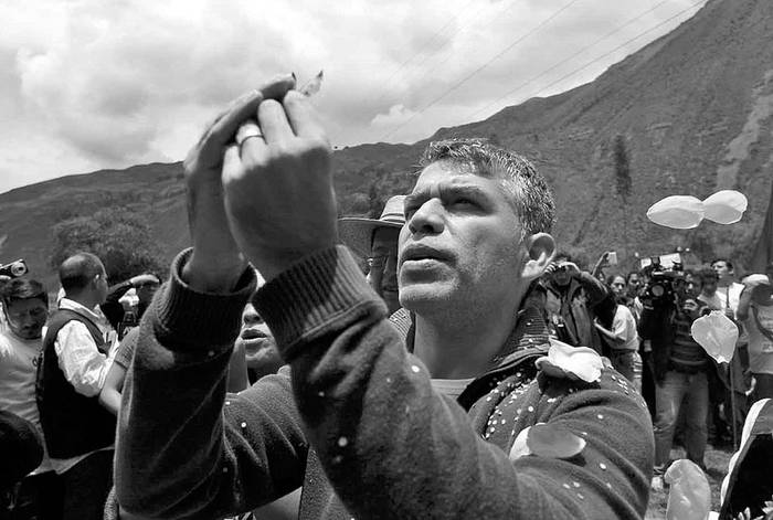 Julio Guzmán, candidato presidencial por el partido Todos por el Perú, en una ceremonia de pago
a la tierra, el miércoles, en la ciudad inca de Cusco, Perú. Foto: Efe, s/d de Autor