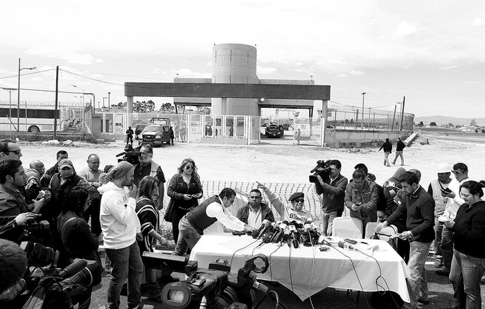 El abogado José Luis González Meza y el coordinador de Derechos Humanos de Tamaulipas, Carlos Urrutia, durante una rueda de prensa, en las afueras del penal del Altiplano 1 de Almoloya de Juárez, donde está recluido Joaquín Chapo Guzmán, el  viernes 4 de marzo. Foto: Mario Guzman, EFE