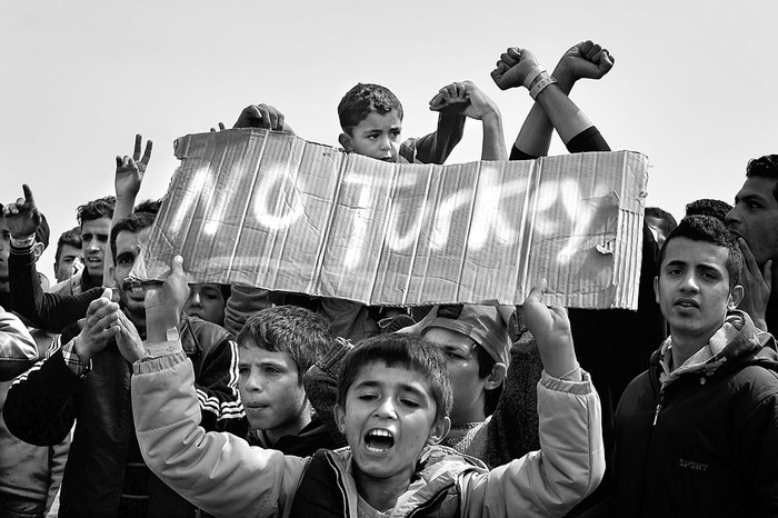 Migrantes que abandonaron el campo de registro de Chios, durante una protesta
en el puerto de Chios, Grecia. Foto: Louisa Gouliamaki, Afp