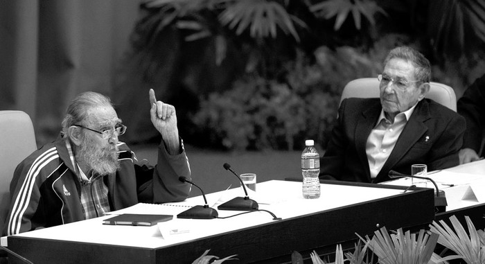 Fidel Castro y Raúl Castro, durante la ceremonia de clausura del VII Congreso del Partido Comunista de Cuba, ayer, en el Palacio de Convenciones de La Habana. Foto: Ismael Francisco, Afp