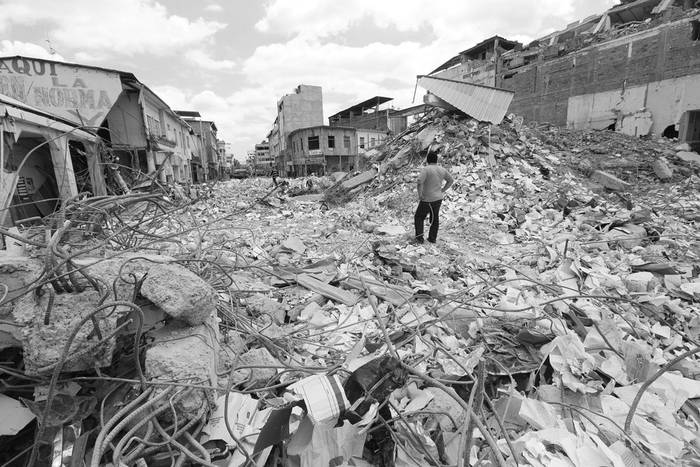 Escombros en Portoviejo, después del terremoto de 6,1 grados de magnitud que sacudió
la costa de Ecuador el miércoles. Foto: Juan Ceballos, Afp