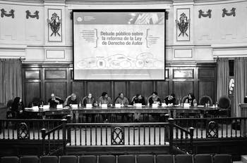 Mesa de debate público sobre la Ley de Derechos de Autor, ayer, en el Paraninfo de la Universidad. • Foto: Federico Gutiérrez Mesa de debate público sobre la Ley de Derechos de Autor, ayer, en el Paraninfo de la Universidad. • Foto: Federico Gutiérrez